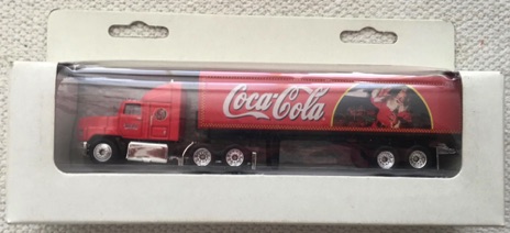 10136-1 € 6,00 coca cola vrachtwagen kerstman bij trein 18 cm.jpeg